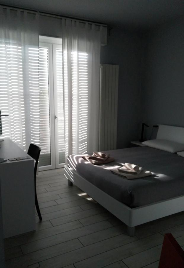 Hotel Le3stanze Borgomanero Esterno foto