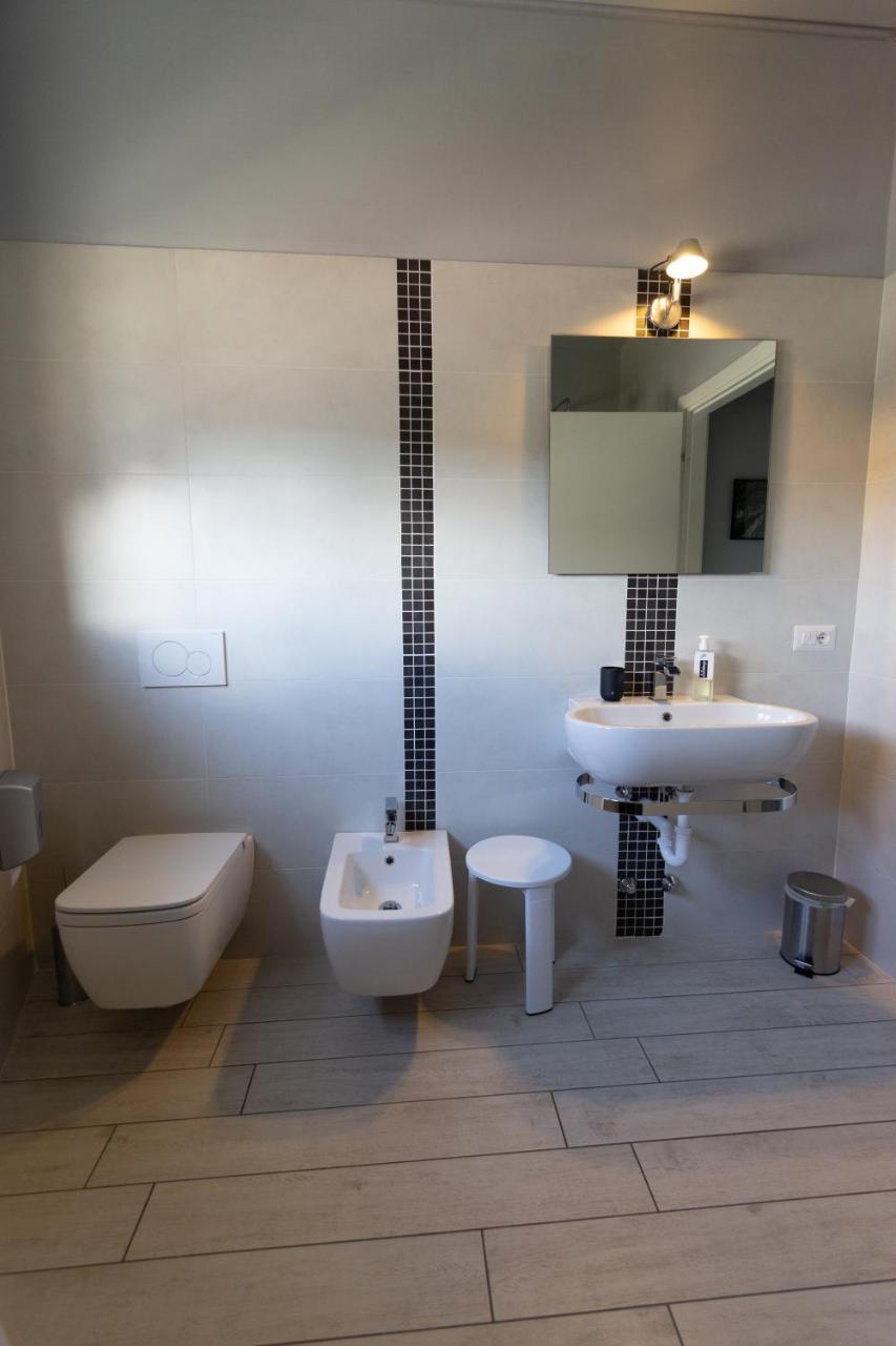 Hotel Le3stanze Borgomanero Esterno foto