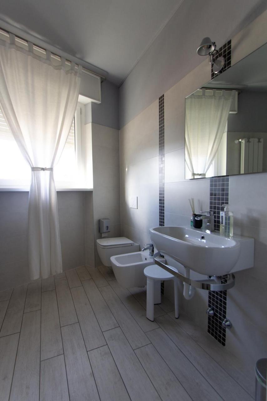 Hotel Le3stanze Borgomanero Esterno foto